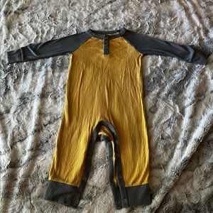 SOLD ❤️ Cat & Jack Long-sleeved Onesie (gender neutral)